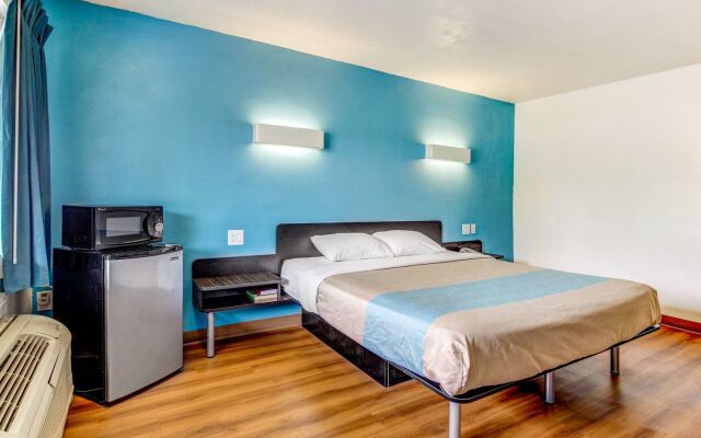 Motel 6 Waco, TX - Lacy Lakeview