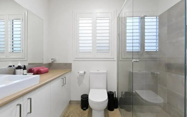 CASA EMEC- 500m To The Beach Or Main Strip!
