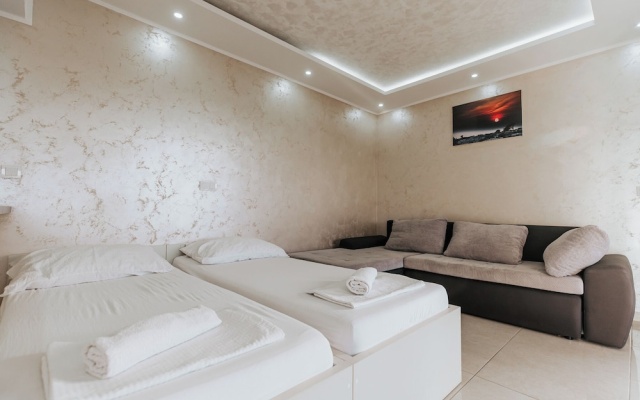 Aurelia Pool Apartments