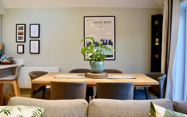 Modern 3 Bedroom Garden Flat in Tooting