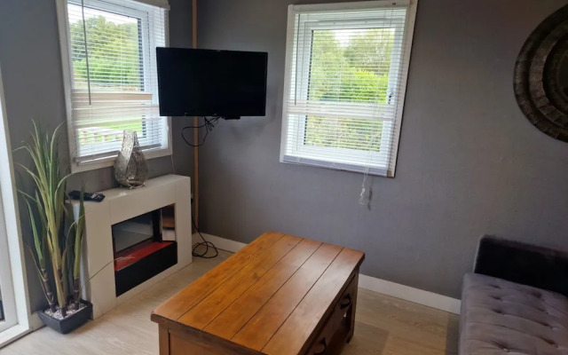 Large Glamping Hut - Riverview 13