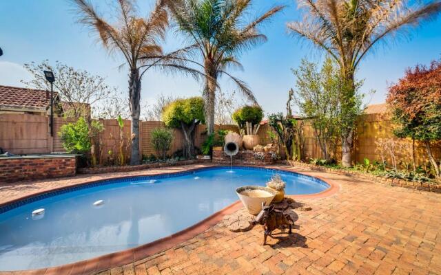 Private 3 bedroom 3kms away from Emerald Casino