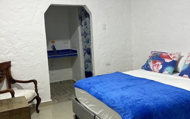 "room in Lodge - Comfortable Tr-a2d Queen Sized Bedroom Near Beach With Pool and Wifi"