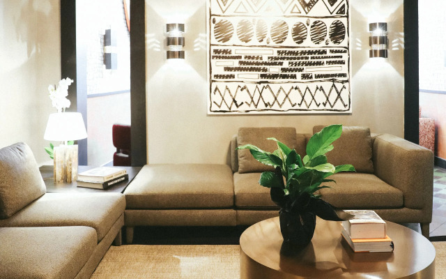 Zeno Suites Hotel