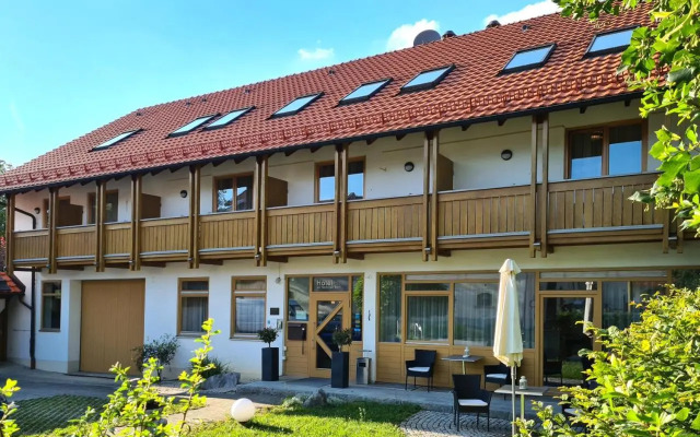 Hotel am Hachinger Bach by Blattl
