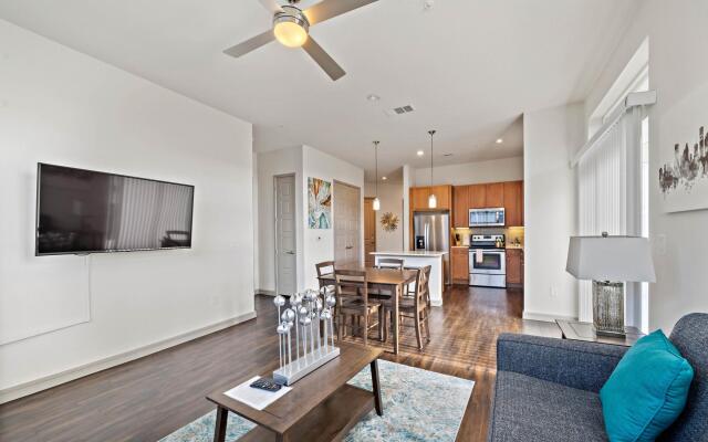 Deep Cleaned Modern 2BR Apt Downtown Location