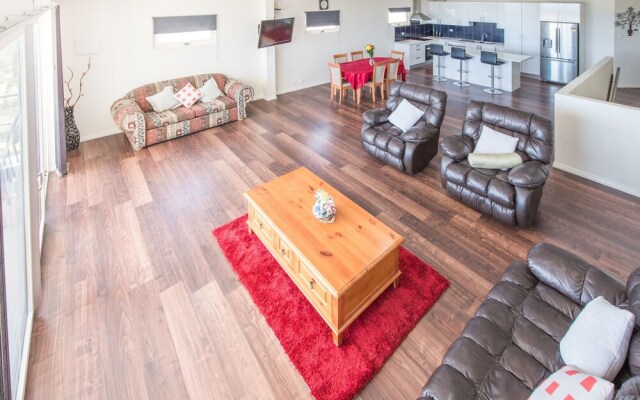 The Oasis - 6 Turnberry Drive, Links Lady Bay