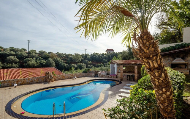 Dream Lux Flat with Great Outdoor Pool & Parking