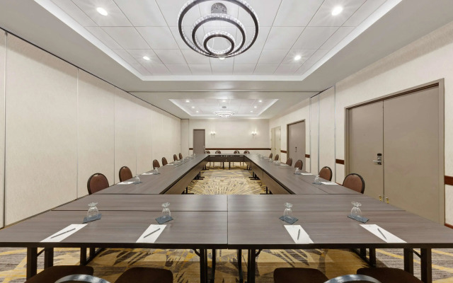 Embassy Suites by Hilton Milwaukee Brookfield