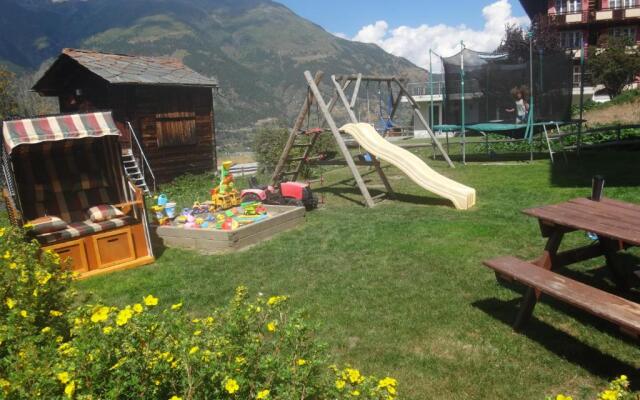 Chalet Petunia