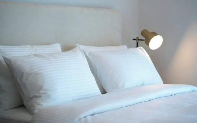 Luxurious 2-BR Oasis Steps Burj Khalifa