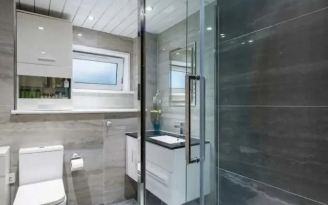Elegant 4 Bedroom Maisonette Near Wardie Bay