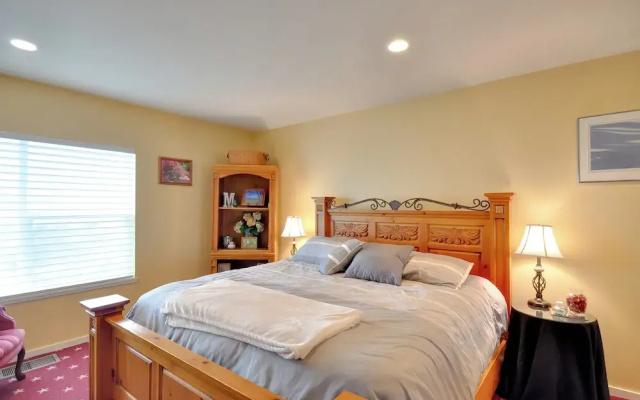 Waterfront Oregon Abode w/ Balcony & Ocean Views!