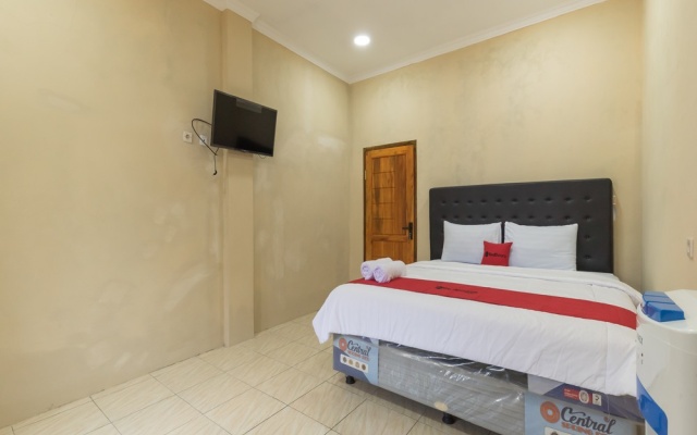 RedDoorz at Villa de ZamZam Ciater – Guest Rooms – Cisarua