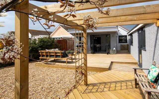 Seaside Serenity 3-bed Deck Garden Near Shore