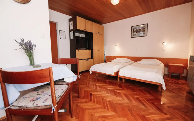 Apartments & Rooms Peranic