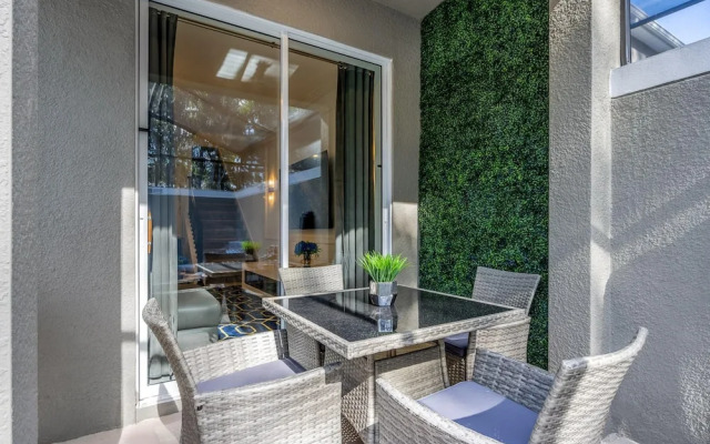 Luxury Chic Modern Home Prime Location