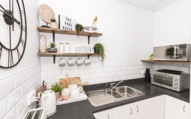 The Pool House, Romantic Country, King Bed