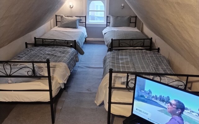 The Carew House Sleeps 10 Fenced 4BR Full Kitchen Steps2 YCP