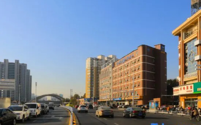 Yijia 365 Chain Hotel (Shijiazhuang Canal Bridge Railway University Yitang Metro Station Branch)