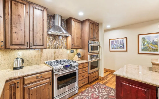 Friendly Fox Chalet 8 Bedroom Home by RedAwning