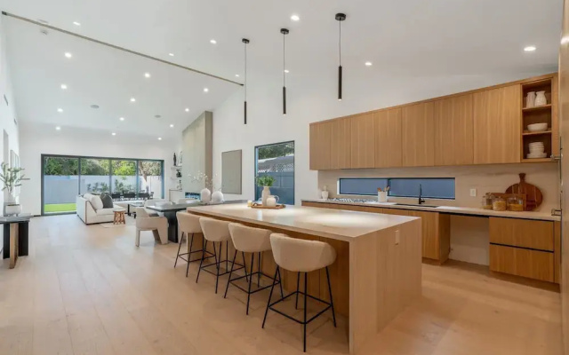 Noble Modern - Urban Sanctuary in Sherman Oaks With Poolside and Patio