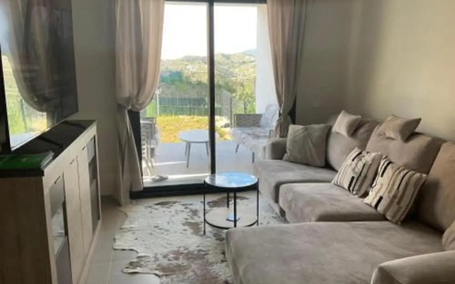 6 Guests - 3 Bedrooms - Private Garden - Pool