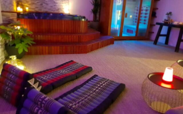 Suite room jacuzzi sauna privatif illimité Clisson