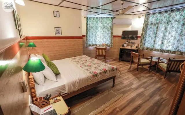 Udechee Huts Hotel