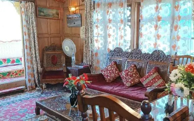 New minar group of houseboats