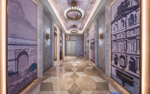 Mercure Hotel Xinyang Baopeng Square
