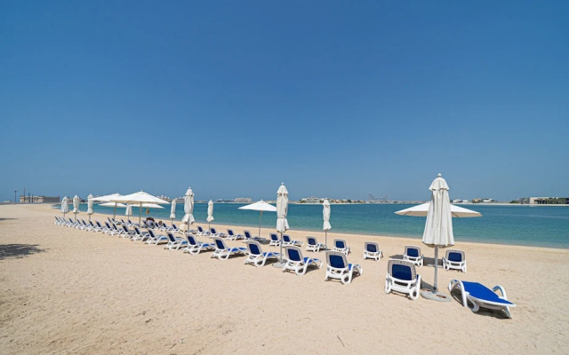 Spacious One Bedroom with Beach Access