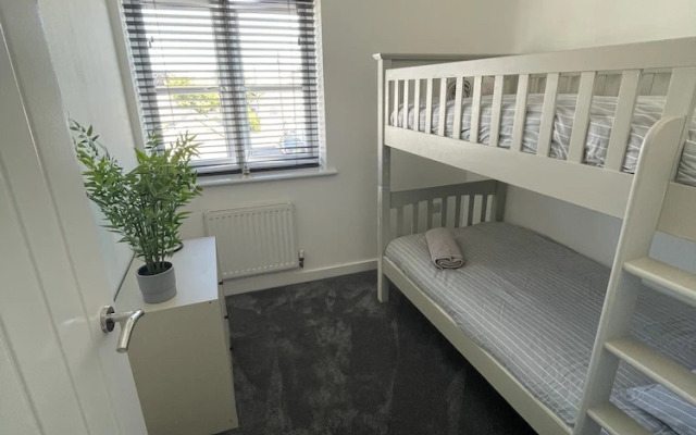 Beautiful 2 Bedroom House, Seasisde Location