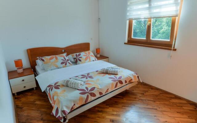 Lumbre Apartment