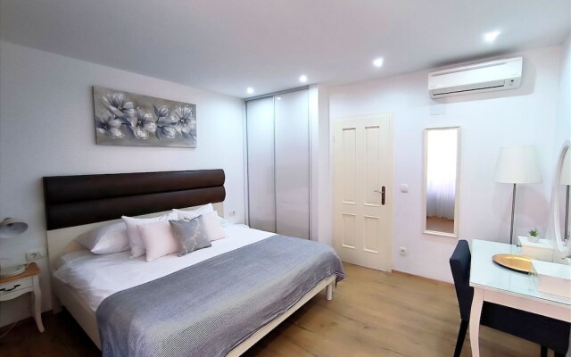 Rialto Luxury Apartment