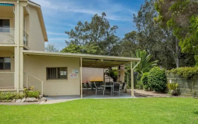 Sunny, 2-bedroom apartment with pool, 200m from Caseys beach