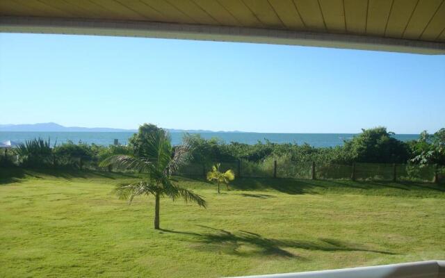 Apartamento com 4 suítes pé na areia