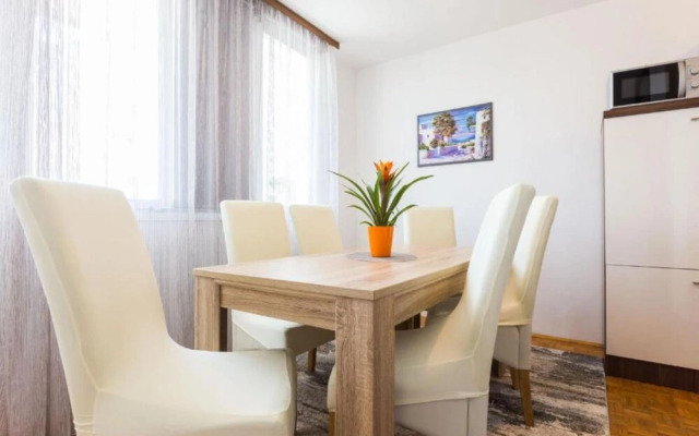 Stylish Two Bedroom Apartment Retreat With Balcony in Zadar