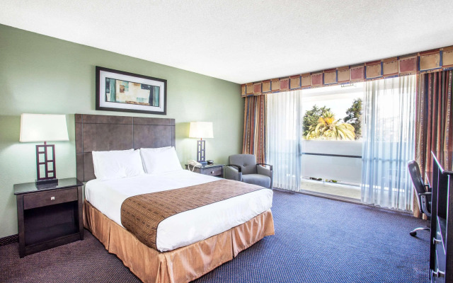 Travelodge by Wyndham Monterey Bay