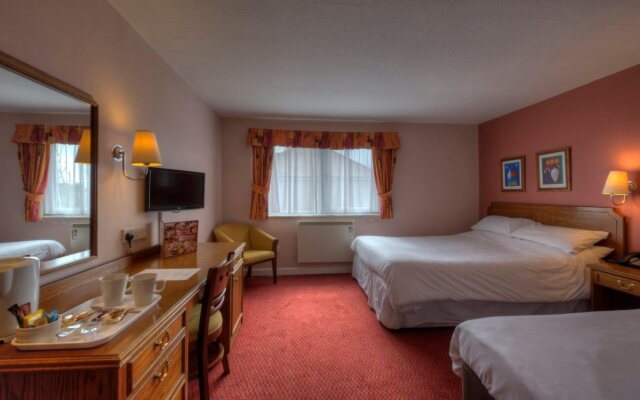 The Longshoot Hotel by Greene King Inns