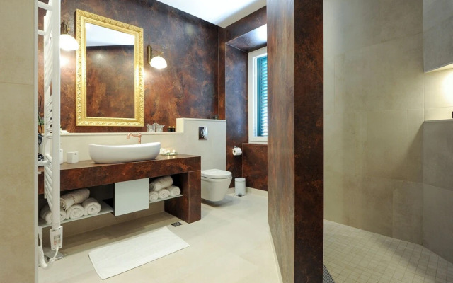 Silver & Gold Luxury Rooms