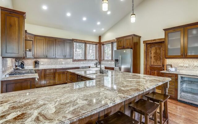 Highlands Getaway 4 Bedroom Home by RedAwning