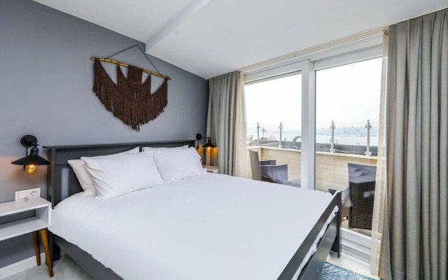 Vibrant Flat 500 m to Uskudar Ferry Station
