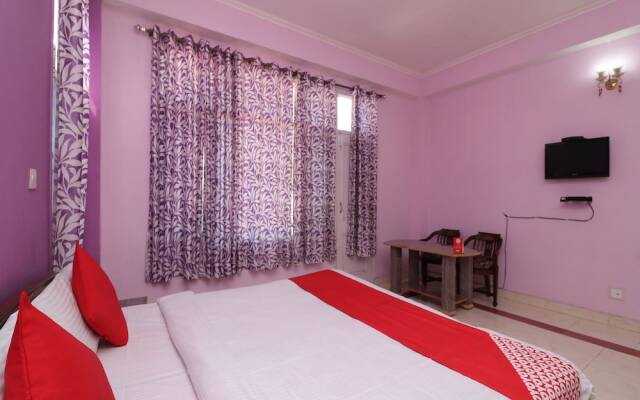 OYO 27694 Moksh Hotel