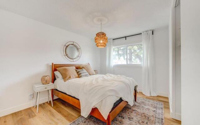 The Elm, 4 Bed Bungalow with Backyard and Firepit