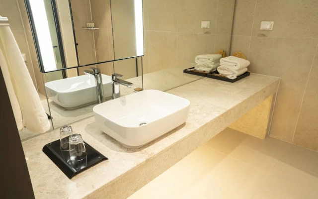 Wave M Hotel West