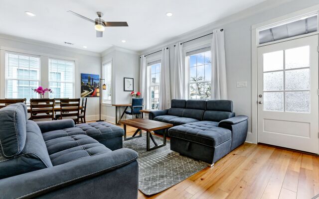 Amazing 4BR w Balcony by Hosteeva