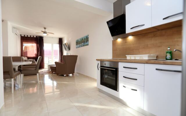 Lovely 2-bed Apartment in Okrug Gornji