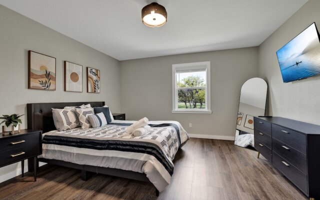 River Oaks Retreat With Hot Tub