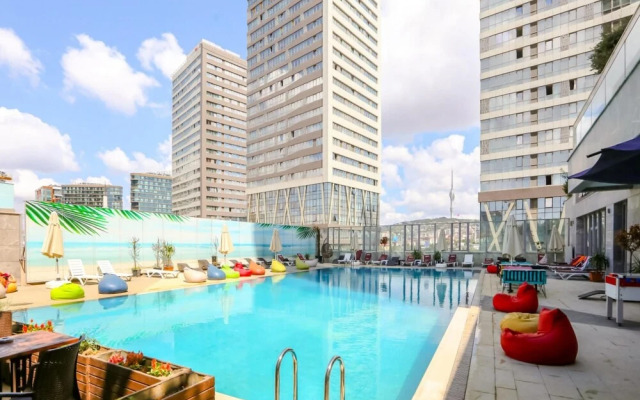 Business-friendly Res With Pool in Fikirtepe